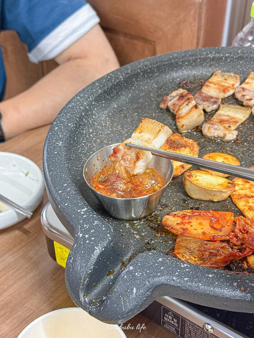 Dipping sauce plate setup at Matdongsam