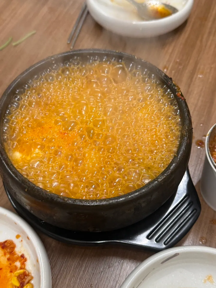 一緒に注文した卵蒸しと煮えるチゲ