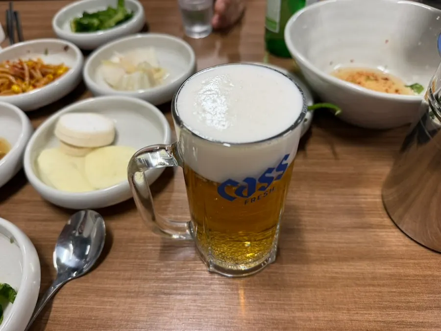 Vaso de cerveza de barril junto a la carne