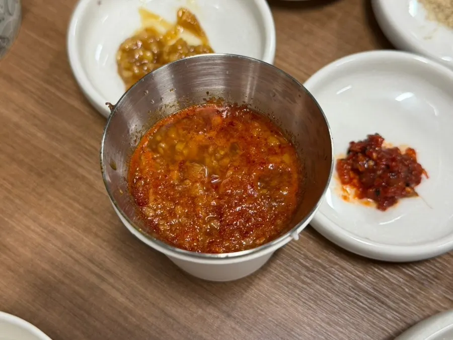 Salsa de ajo hirviendo en la parrilla