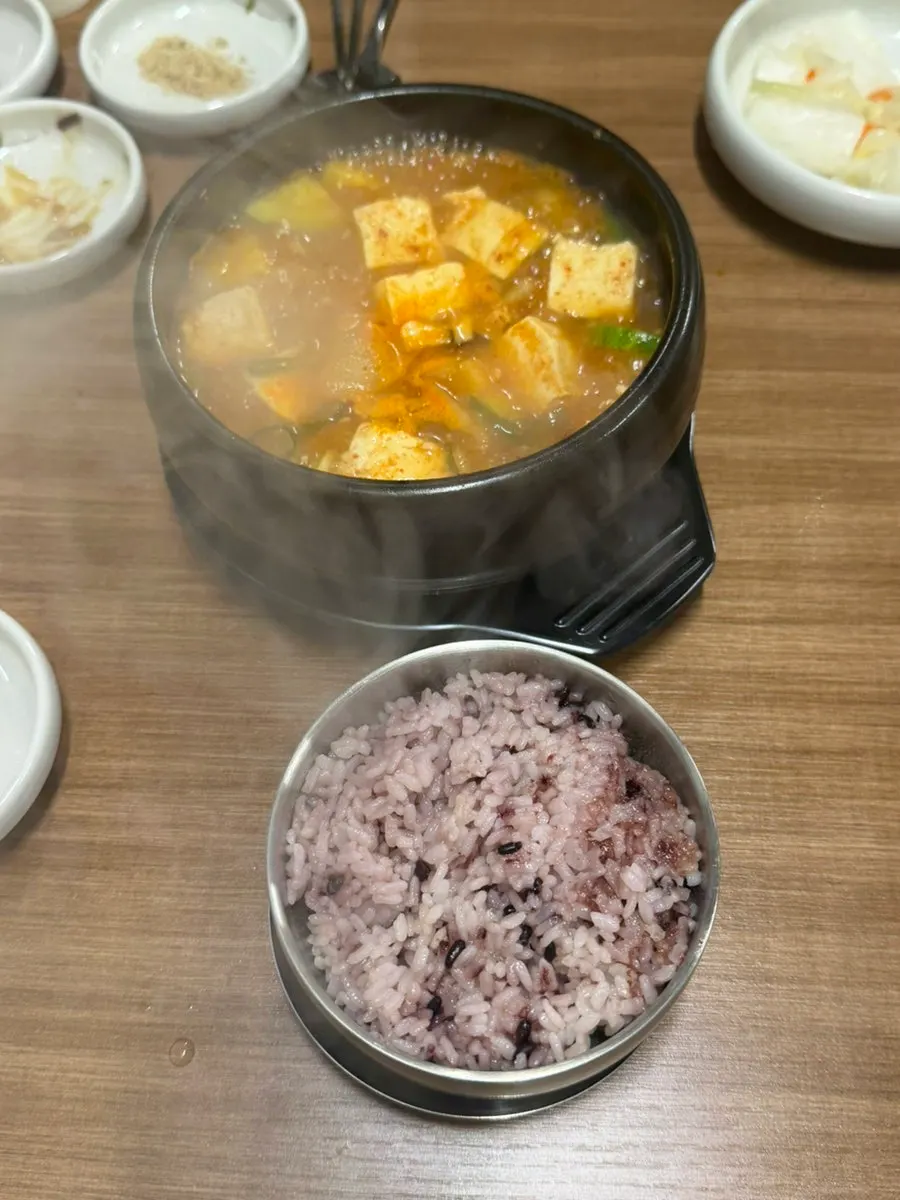 Doenjang jjigae de la abuela con abundante tofu