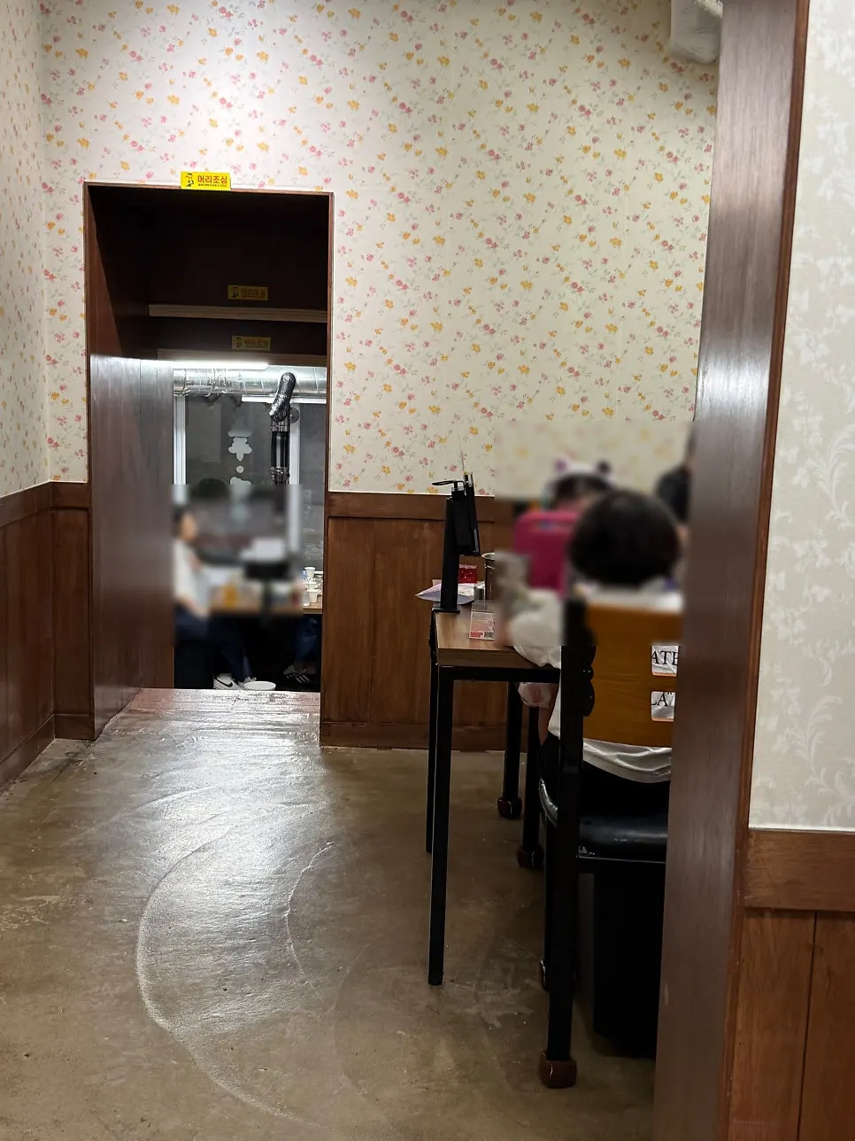 레트로한 분위기의 맛동삼 범어본점 입구 전경