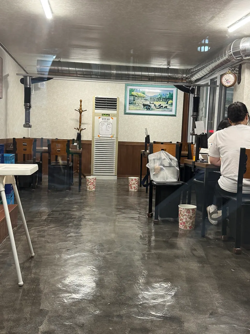 단체석이 있는 맛동삼 범어본점 홀 내부