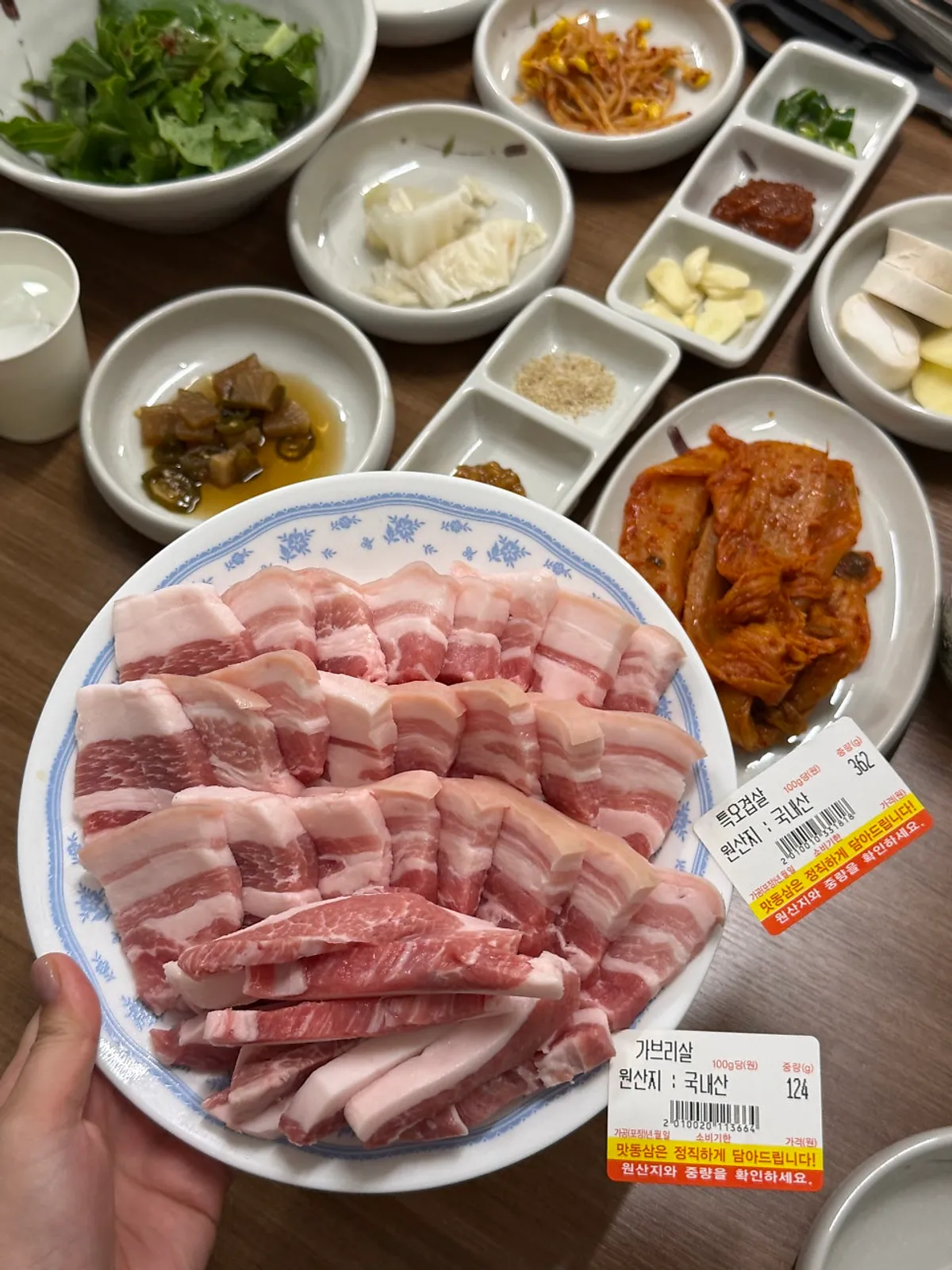 구운김치와 콩나물 등 맛동삼 기본찬 상차림
