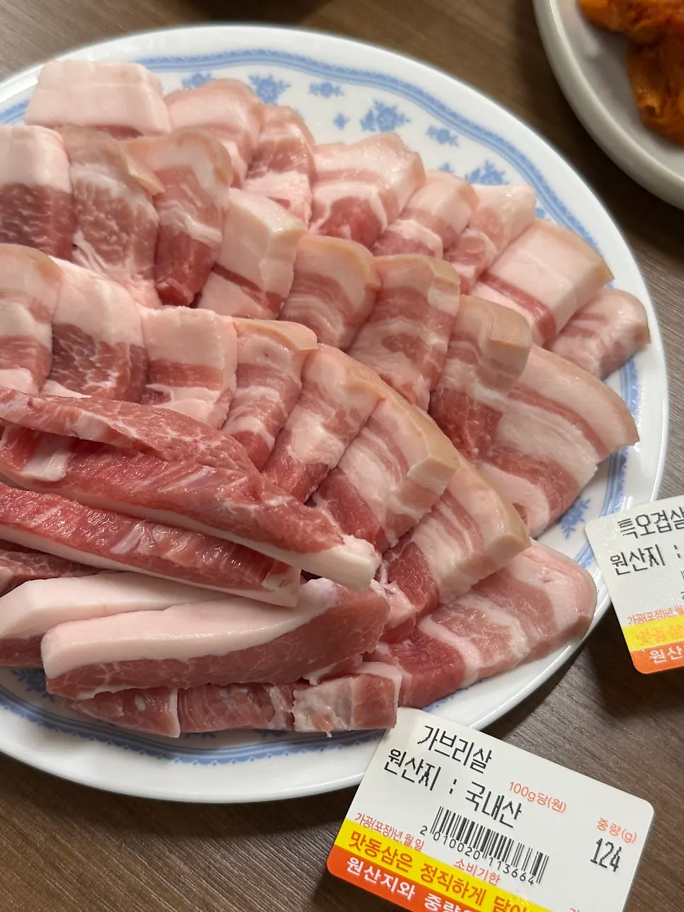 국내산 원산지와 중량 표시가 붙은 고기 접시