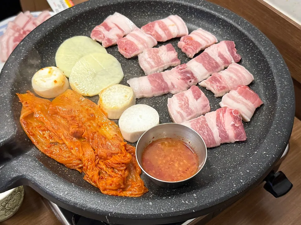 불판 위에서 노릇하게 익어가는 오겹살