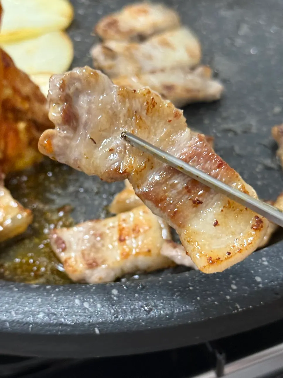 바삭하게 익은 오겹살 껍데기 부분