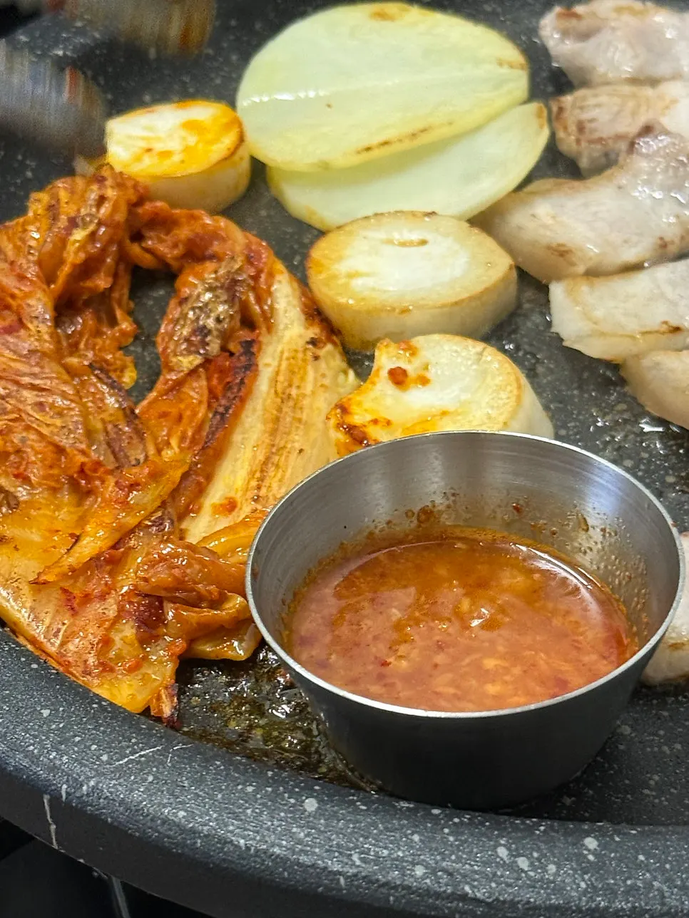 고기 기름에 구워지는 김치와 감자