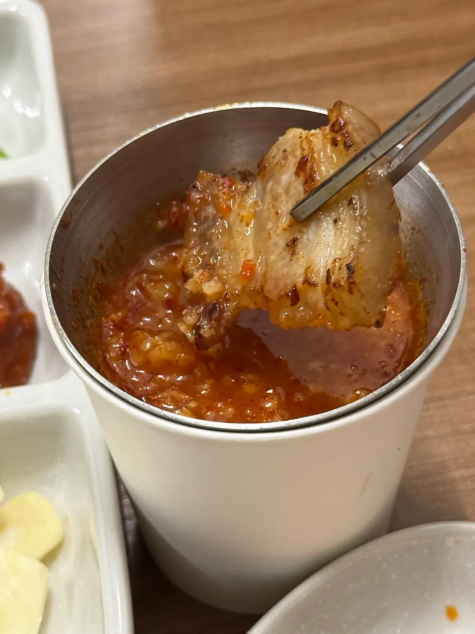 맛동삼 범어본점 소스와 곁들임 접시