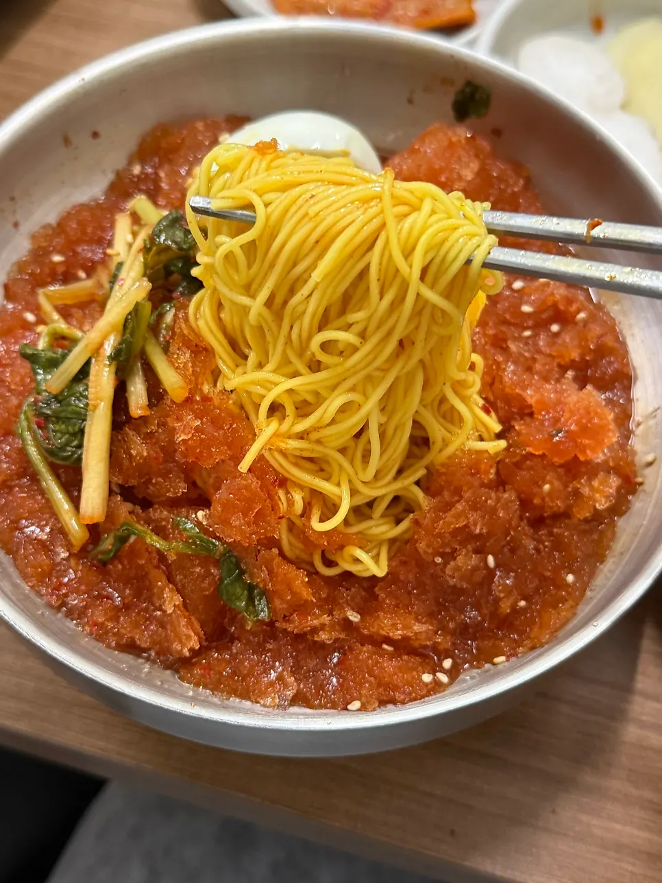 오겹살과 함께 먹은 물비빔국수 한 젓가락