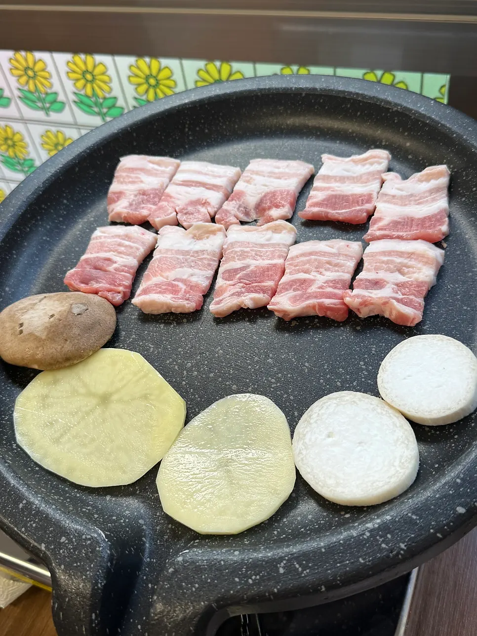 Special ogyeopsal y verduras sobre la parrilla