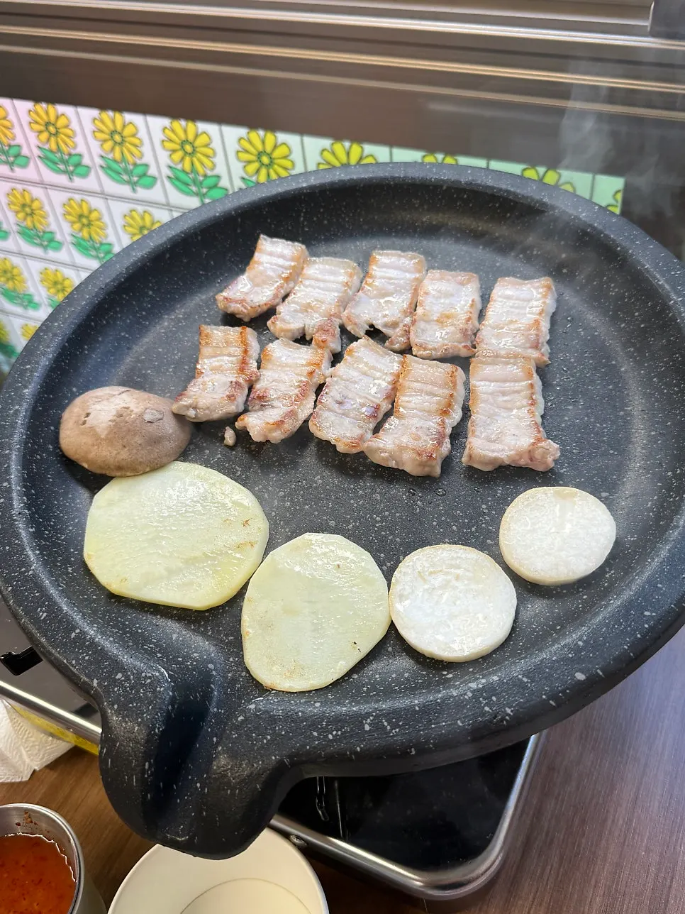 Papas y hongos cocinándose en la grasa de la carne