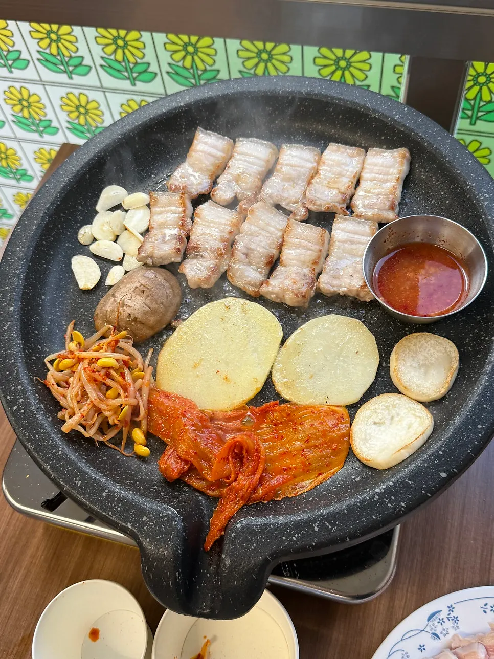 Brotes de soja y kimchi asado en la parte inferior de la parrilla