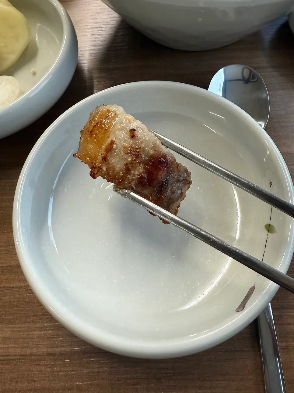 Un trozo de ogyeopsal con la piel chiclosa pegada
