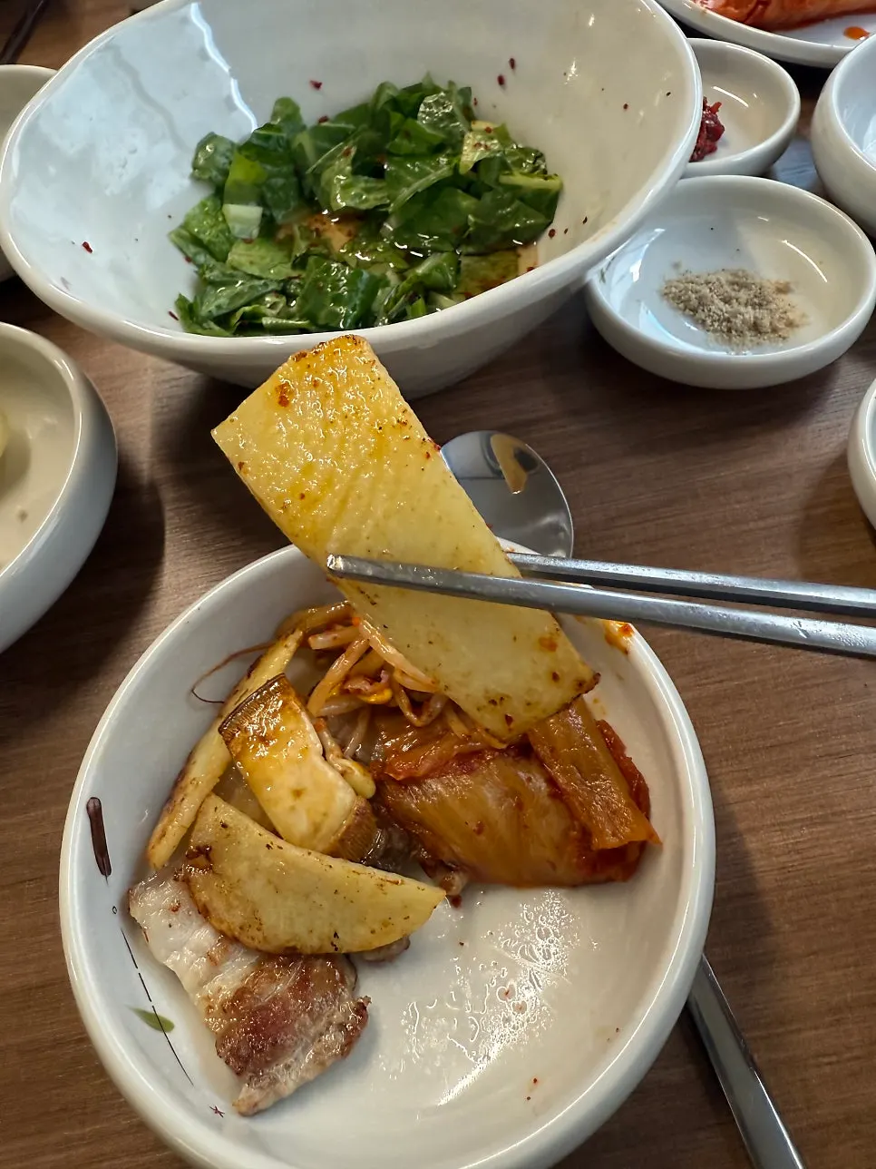 Papas y hongos asados en la grasa del samgyeopsal