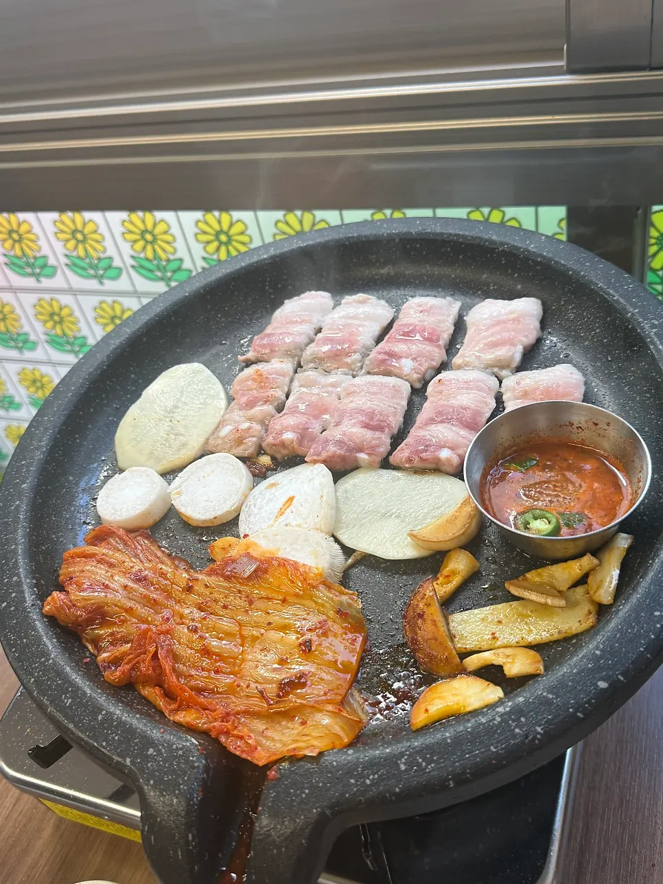 Meljeot hervido y resto de samgyeopsal en la parrilla