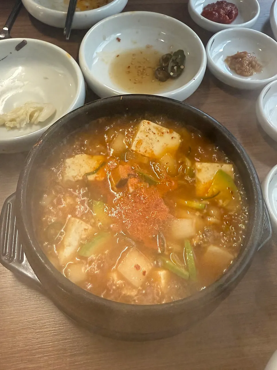 Doenjang jjigae con tofu y calabacín, acompañado de arroz