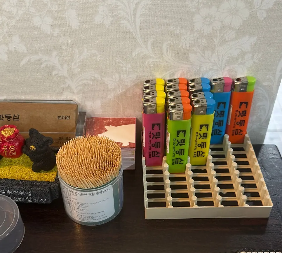 Palillos y encendedores junto a la caja