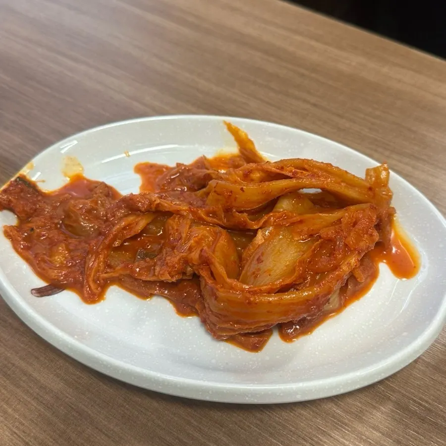 불판에 올릴 익은 구운 김치