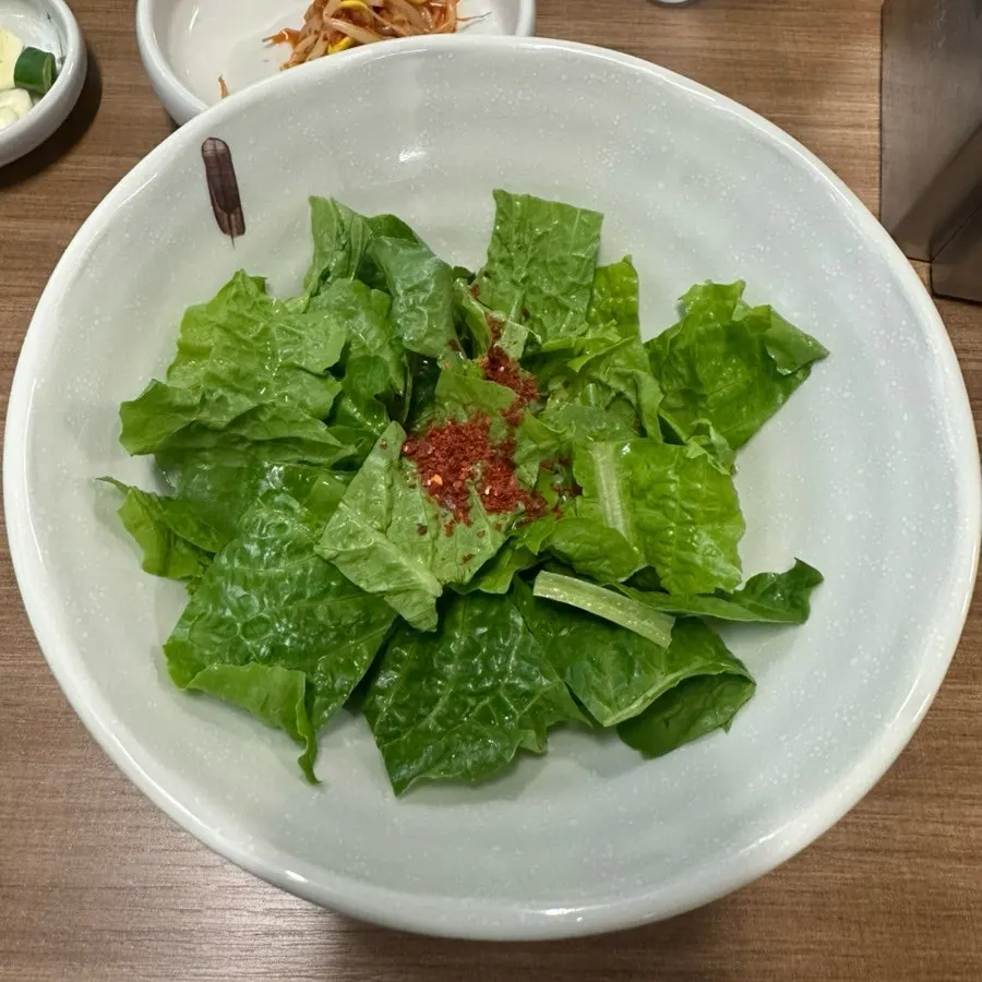 연한 상추로 무친 재래기 반찬
