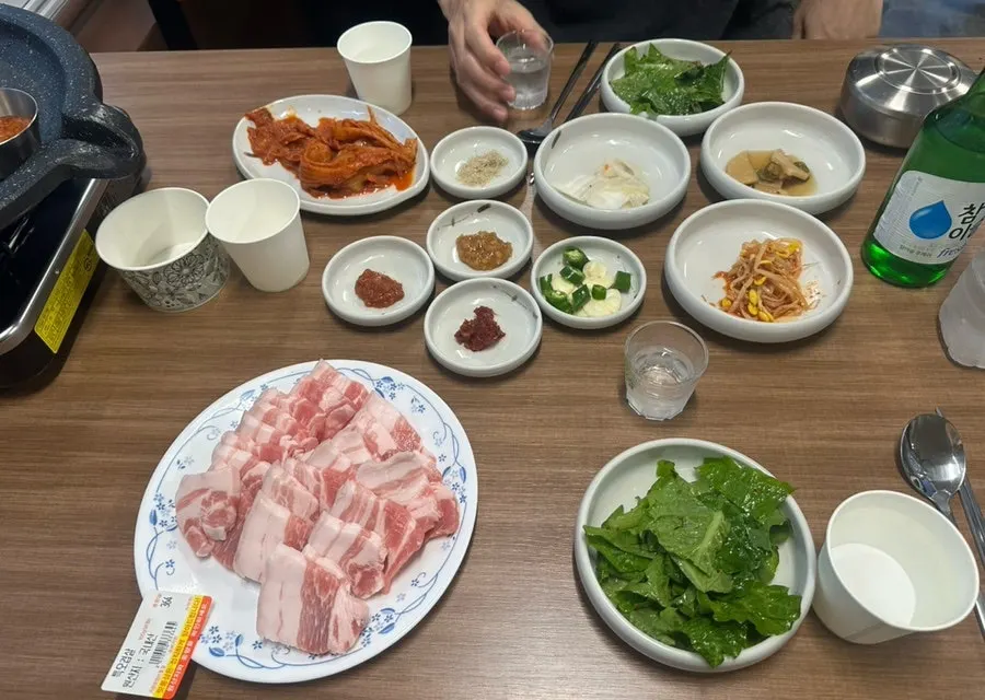 특오겹살과 반찬이 놓인 고기 한 상
