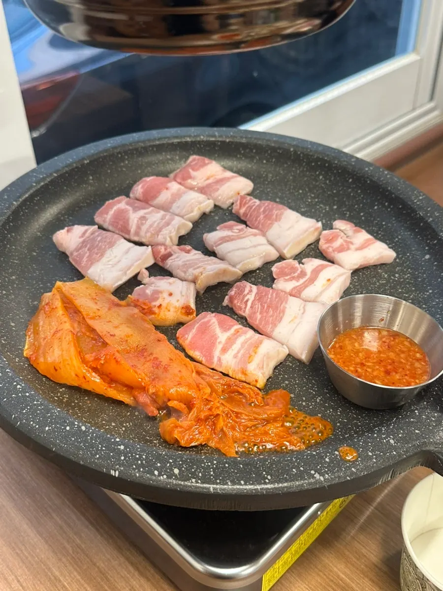 불판에서 굽는 오겹살과 김치