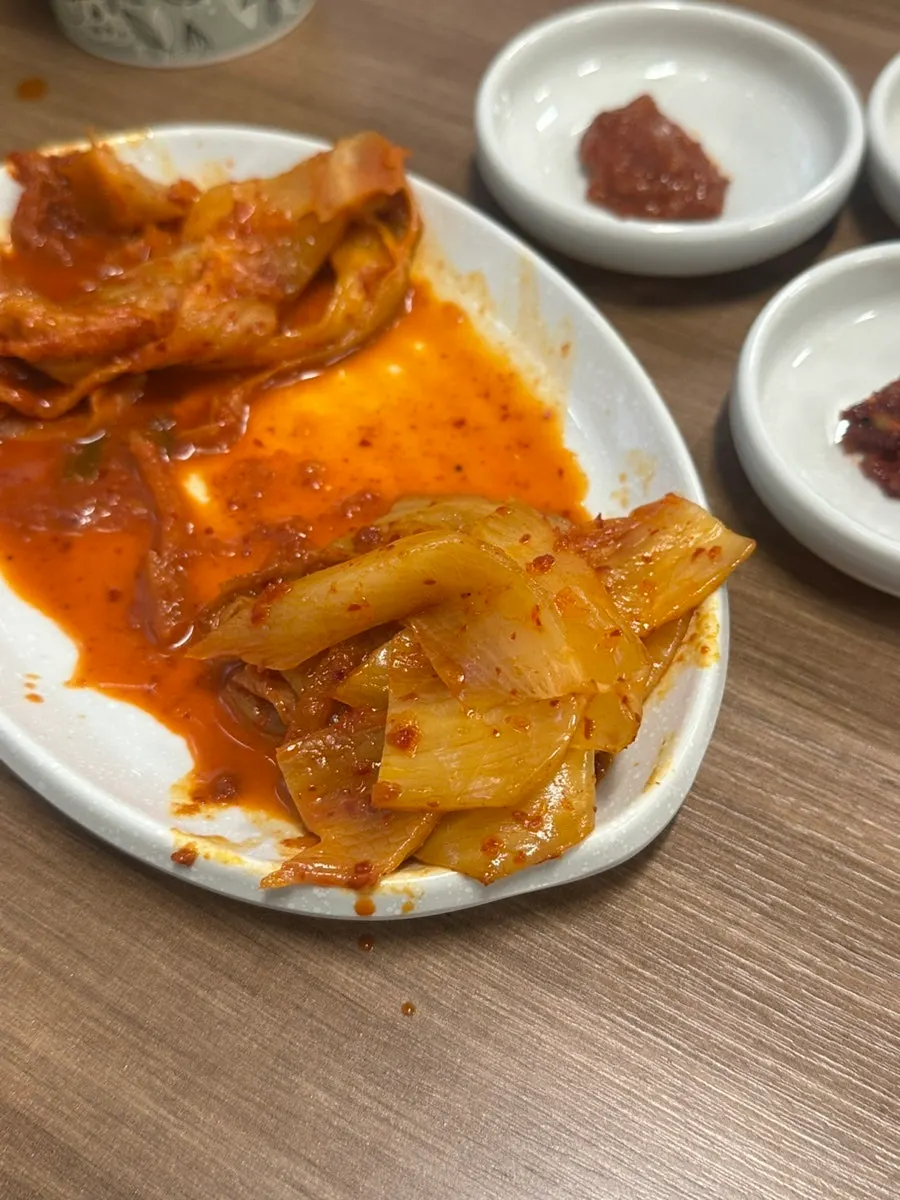 잘 구워진 오겹살과 구운김치