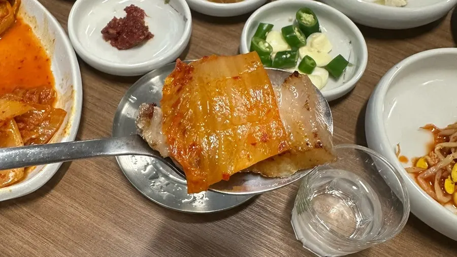 오겹살에 구운김치 올린 조합