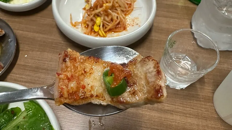 오겹살에 청양고추와 쌈장 조합