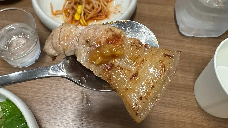 보리된장 올린 오겹살 한 점