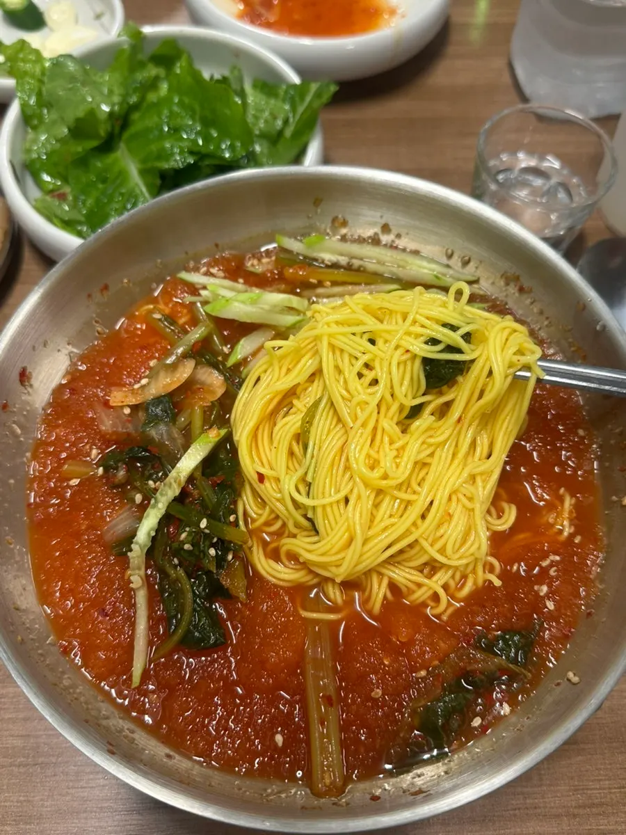 열무 올라간 물비빔국수 육수