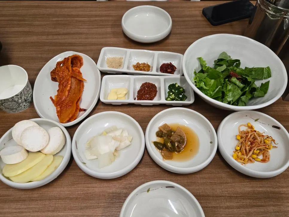 Basic side dish spread at Matdongsam
