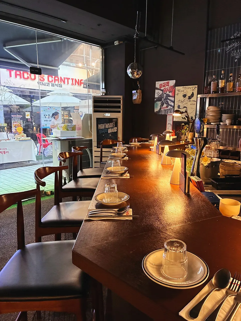 マッギムの店内席と照明