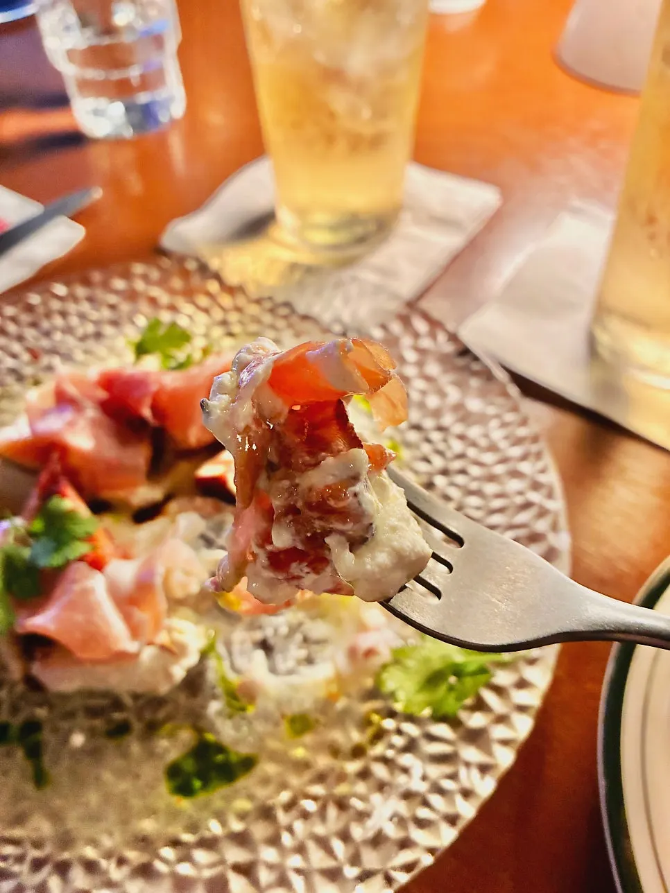 イチジクと豆腐クリームチーズを一緒にすくった様子