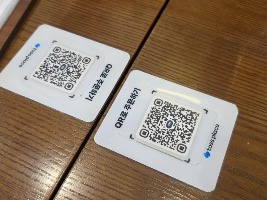 QR code order sign attached to the table