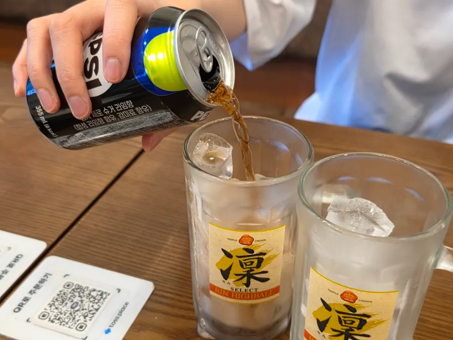 Zero-sugar cola served in an iced cup