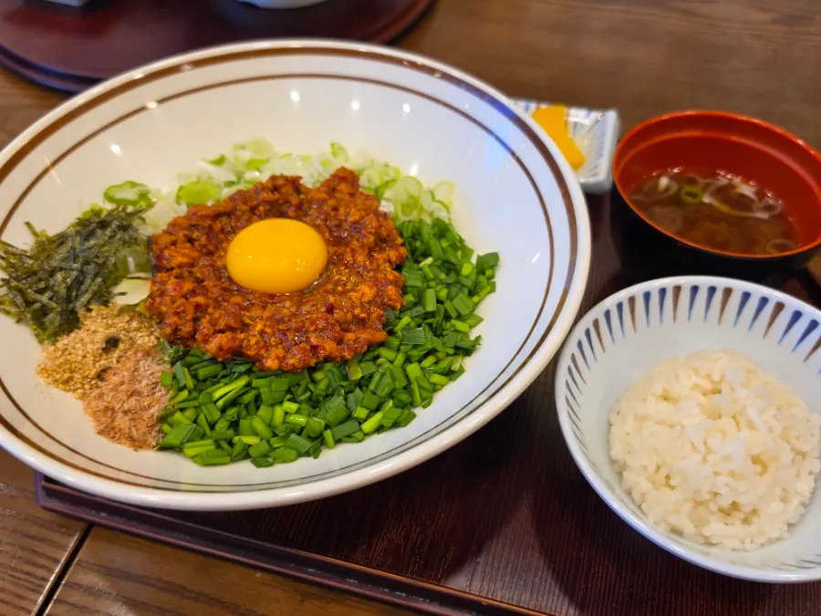 Lifting up the springy udon noodles