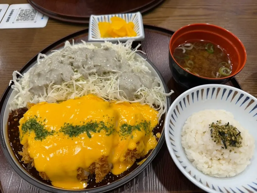 Curry tonkatsu with side soup broth and pickled radish