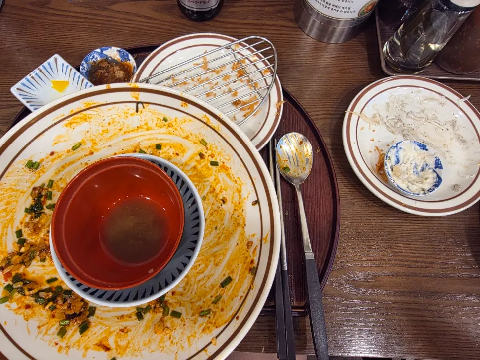 Empty bowl after mixing rice into the leftover mazesoba sauce