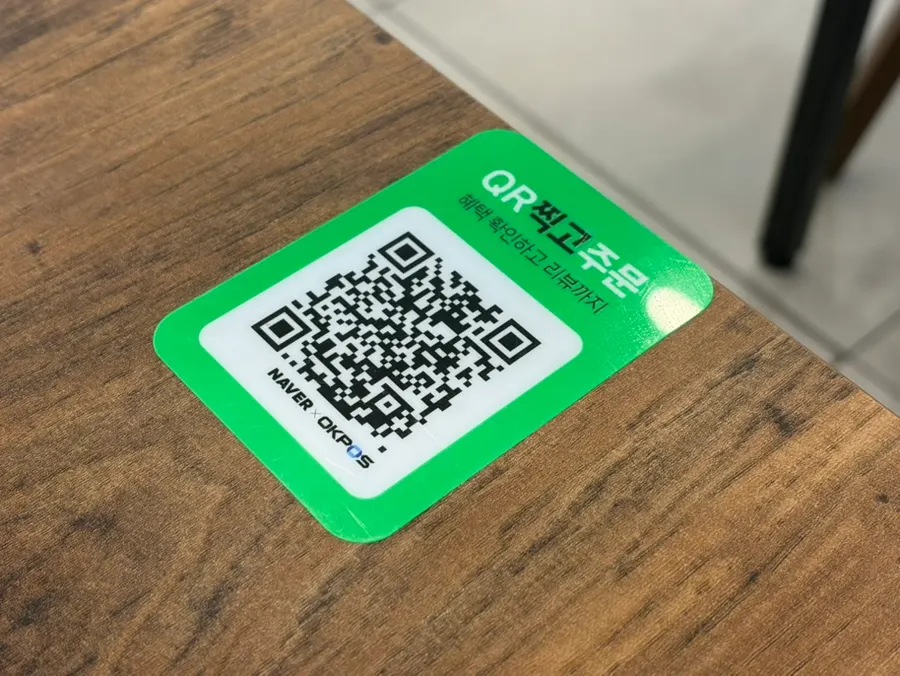 Mesa con instrucciones para pedir con código QR