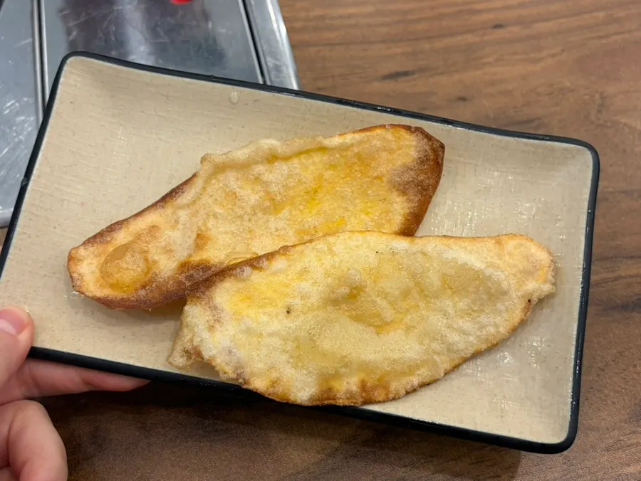 Buñuelos de camote servidos como guarnición básica