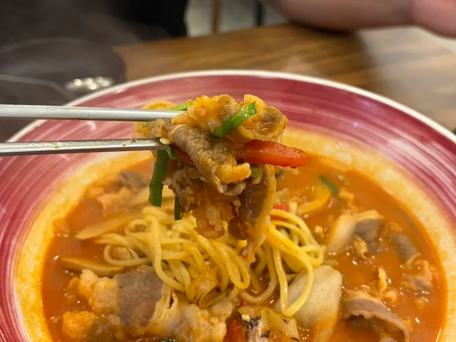 Jjamppong de chadol con champiñones, cebolla y pimiento