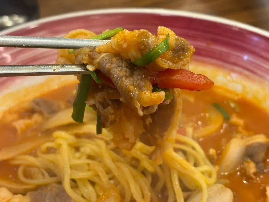 Fideos y caldo del jjamppong de chadol