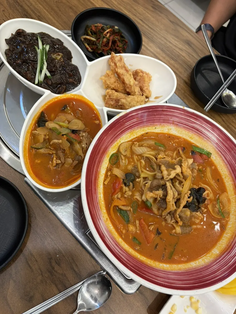 Mesa servida con el jjamppong de chadol
