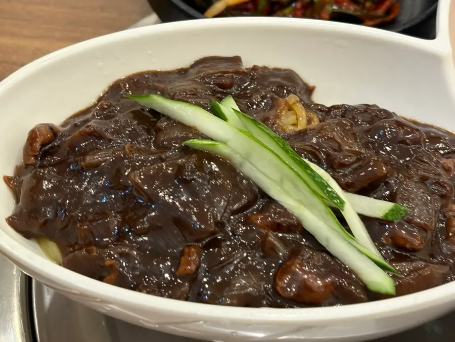 Menú individual con jjajang, jjamppong y tangsuyuk