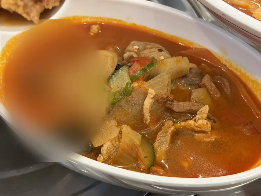 Jjajang espeso con abundante carne