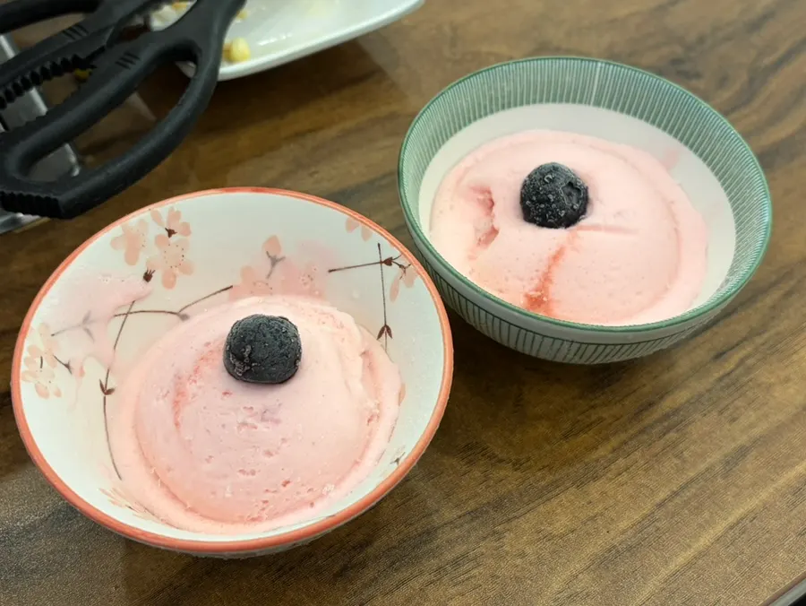 Helado de cereza servido después de la comida