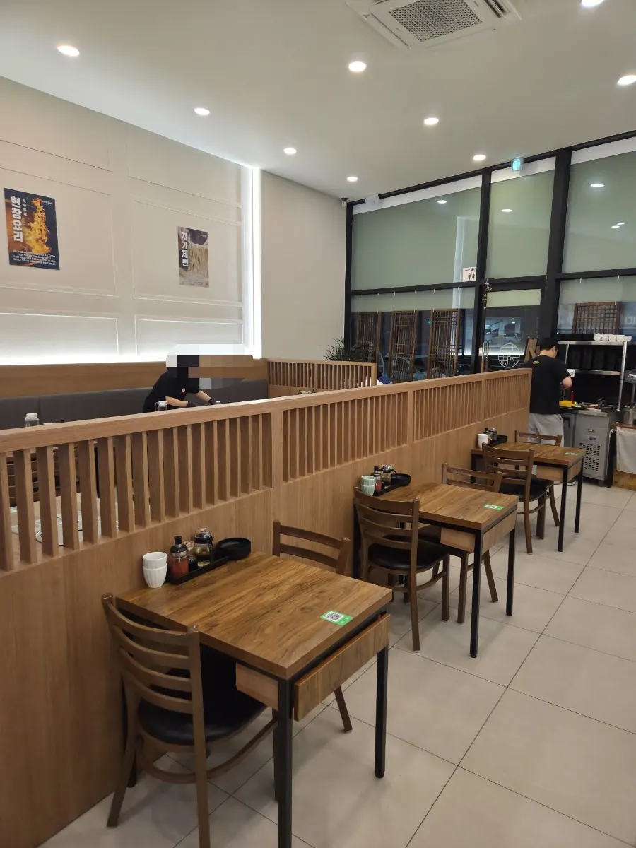 Table seating inside Mayway