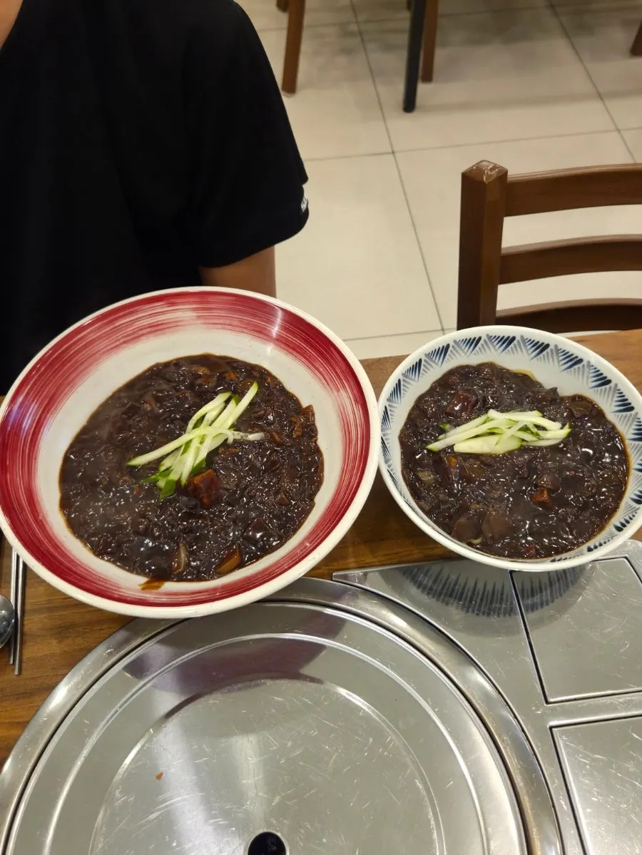 Comparison of Mayway's extra-large and regular jjajang