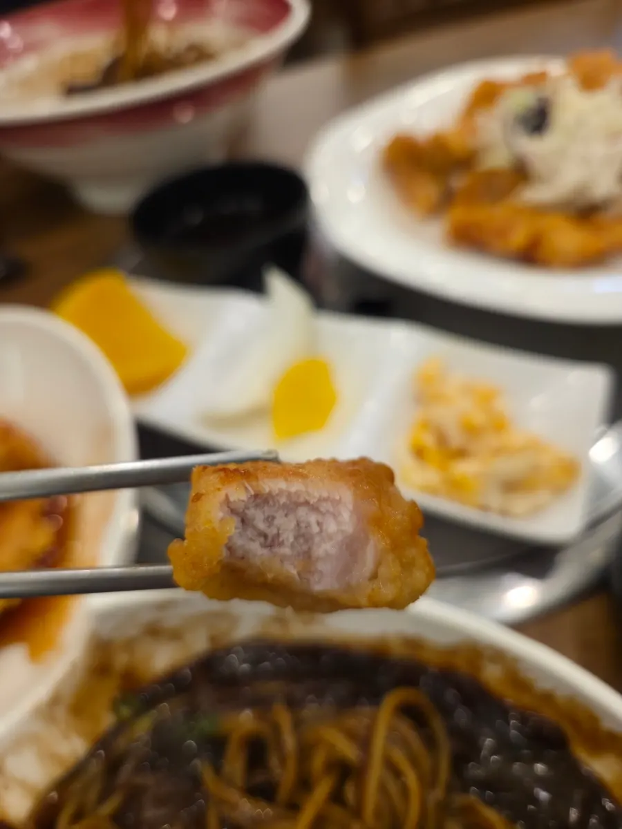 Cross-section showing the thickness of the Korean pork tangsuyuk